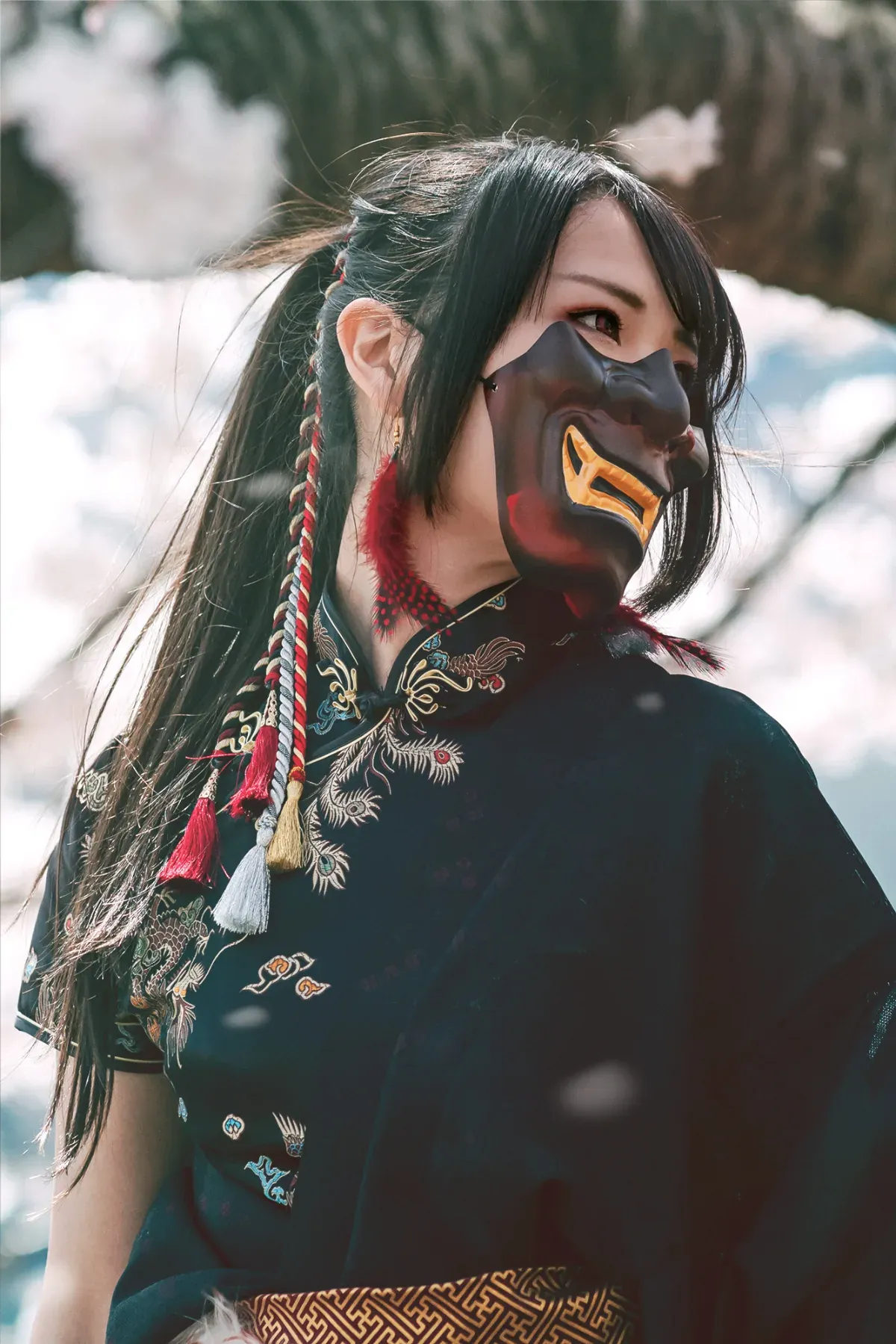 鬼の面をつけた和装ポートレート